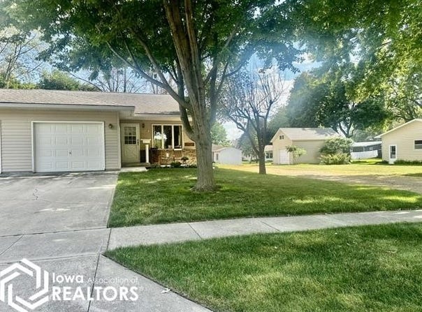 551 3rd St SW, Britt, IA 50423