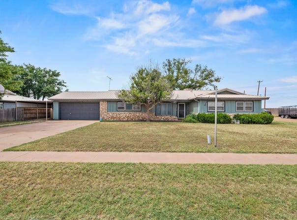 2100 N 8th Street, Tahoka, TX 79373