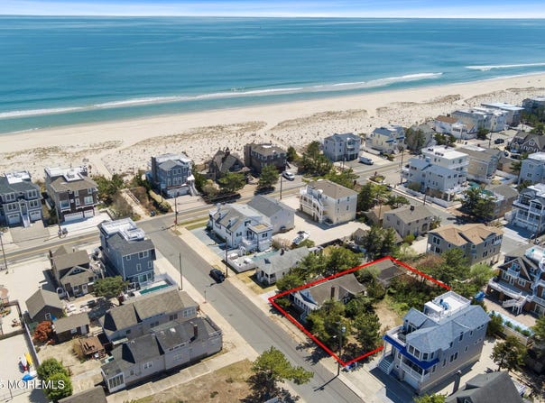 16 E Goldsborough Avenue, Long Beach Twp, NJ 08008