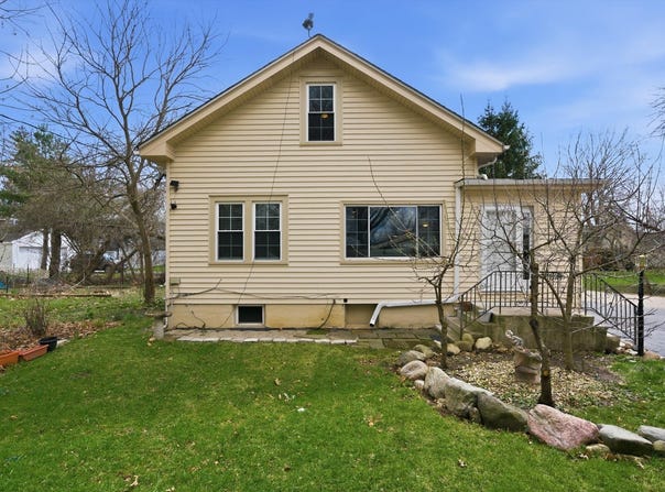 305 Circle Road, Fox River Grove, IL 60021
