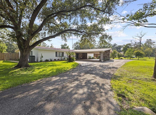 1014 Pine Needles Dr, Sour Lake, TX 77659