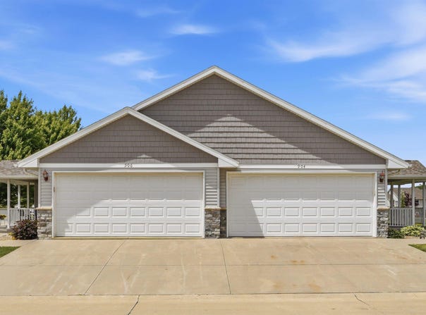 904 NE Cresent View Drive, Cedar Rapids, IA 52402
