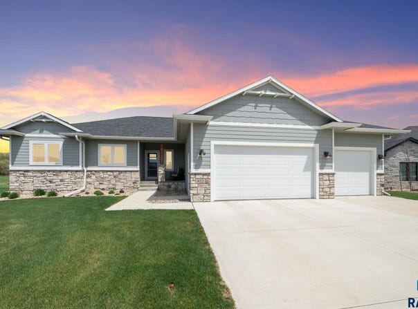 922 Johnson Creek Ct, Harrisburg, SD 57032