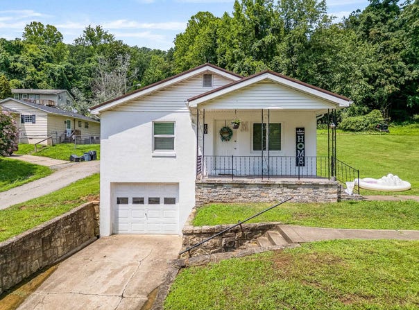2202 Johnstown Road, Huntington, WV 25701