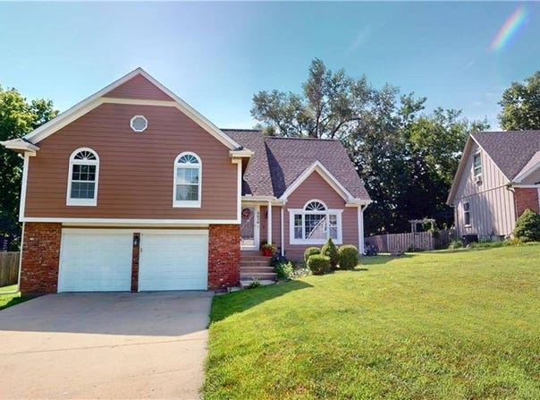 8626 Oakview Drive, Lenexa, KS 66215