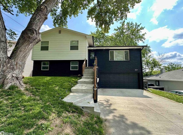 809 Knob Hill Drive, Des Moines, IA 50317