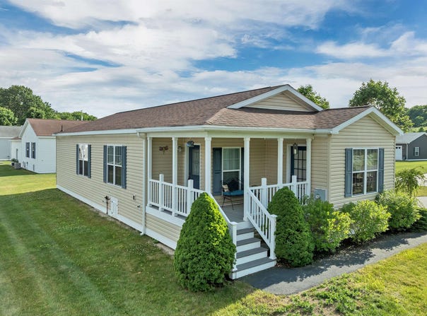 2 Goldenrod Way, North Hampton, NH 03862