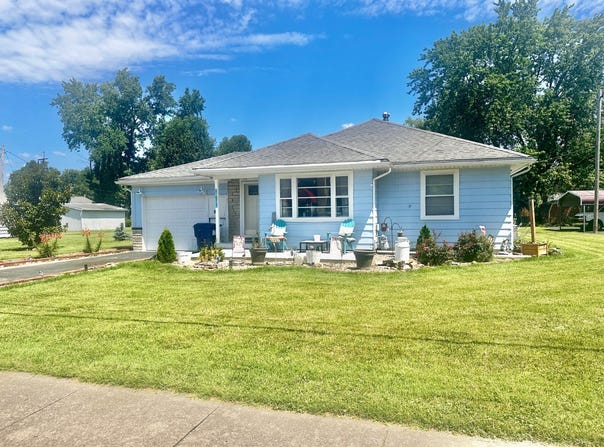 904 Stewart St, Carmi, IL 62821