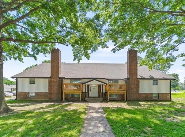 1001 Twin Oaks Terrace, Harrisonville, MO 64701