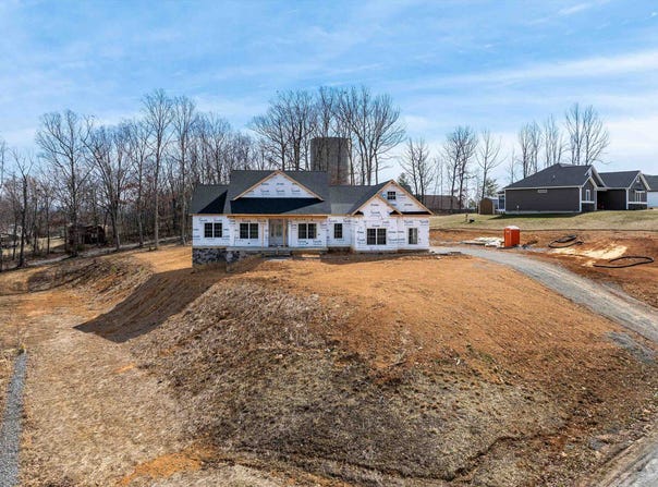 12 VALLEY MANOR DR, STAUNTON, VA 24401