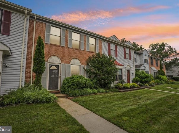 91 PEAR TREE LA, FRANKLIN PARK, NJ 08823