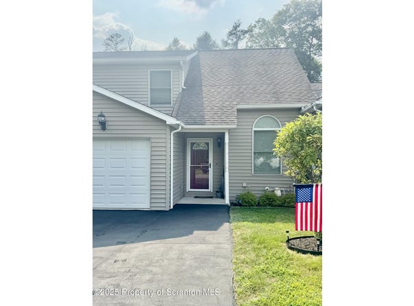 205 Knollridge Drive, Factoryville, PA 18419
