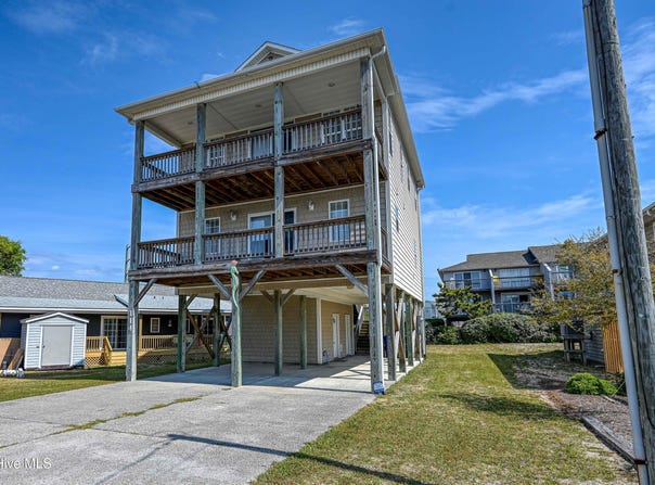 114 Seahorse Avenue, Surf City, NC 28445