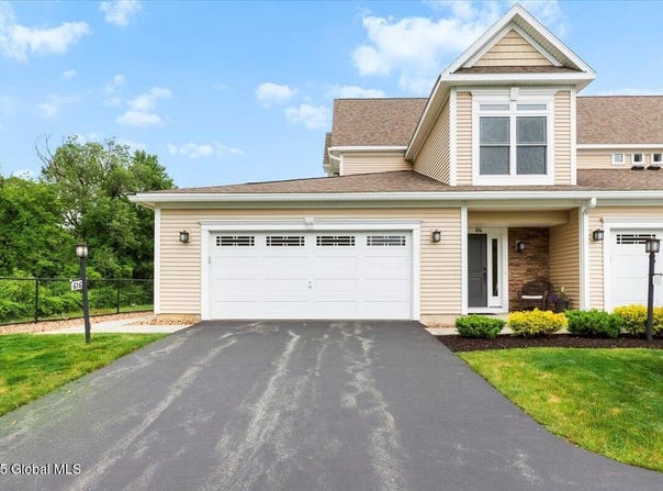 614 Lois Lane, Niskayuna, NY 12304