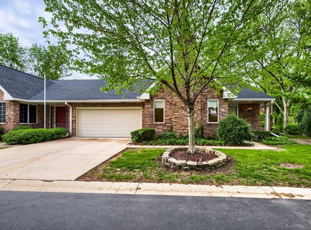202 Stone Manor Circle, Batavia, IL 60510