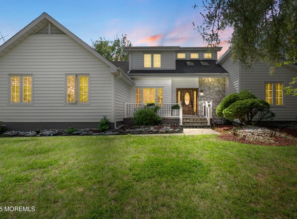 22 Cloverleaf Drive, Marlboro, NJ 07746