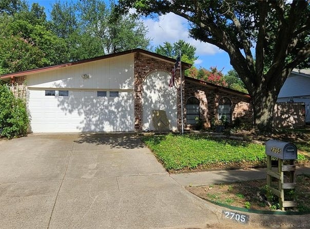 2705 Creekview Drive, Arlington, TX 76016