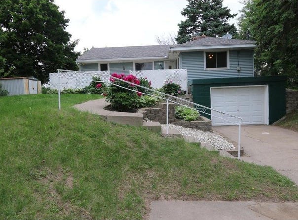 1256 Highway 36 W, Roseville, MN 55113