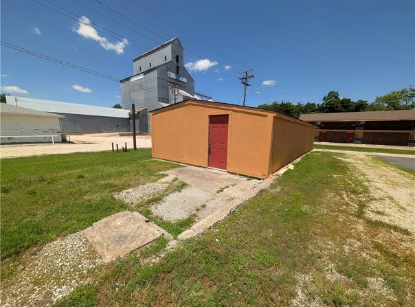 350 West Street, Iola, KS 66749
