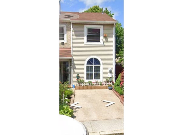 75 Benjamin Dr, Staten Island, NY 10303