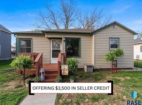 422 E 2nd St, Parker, SD 57035