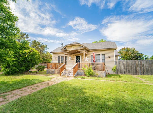1404 W Walker Street, Breckenridge, TX 76424