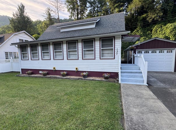 137 East East Main Street Street, Lynch, KY 40855