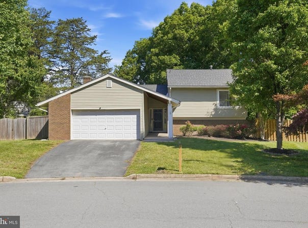 7 ABBEY CIR, STERLING, VA 20164