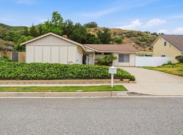 4011 Defender, Agoura Hills, CA 91301