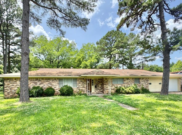 809 S.W. Bokhoma Avenue, Idabel, OK 74745