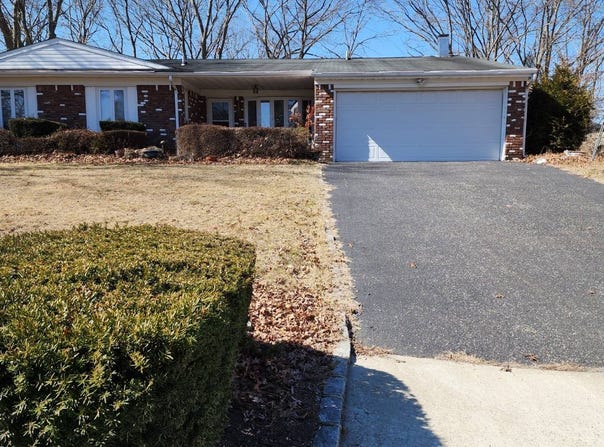 24 Woodbine St, Coram, NY 11727