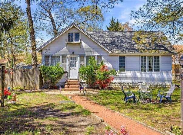 111 Buffalo Ave, Somers Point, NJ 08244