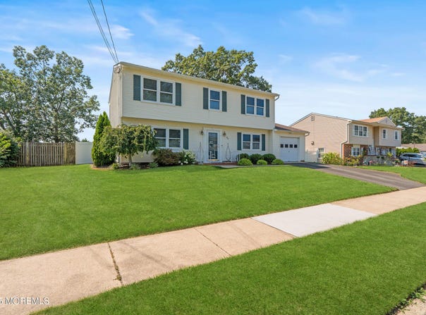55 Newtons Corner Road, Howell, NJ 07731