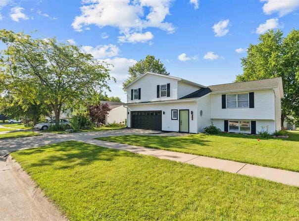 203 W Dougherty Dr, LoneTree, IA 52755
