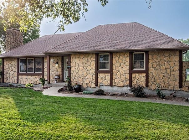 406 Frederick Drive, Gower, MO 64454