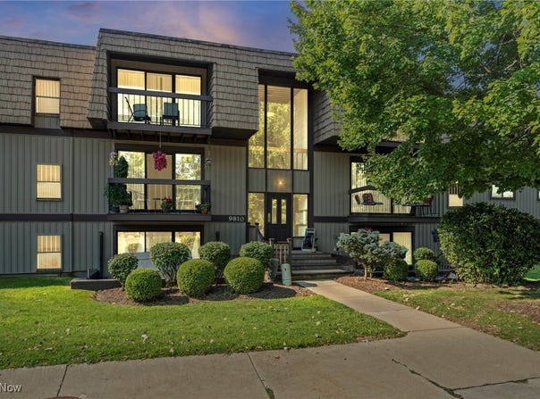 9810 Cove Drive unit: 16H, North Royalton, OH 44133