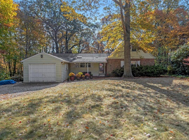 4 Meadowood Court, Huntington, NY 11743