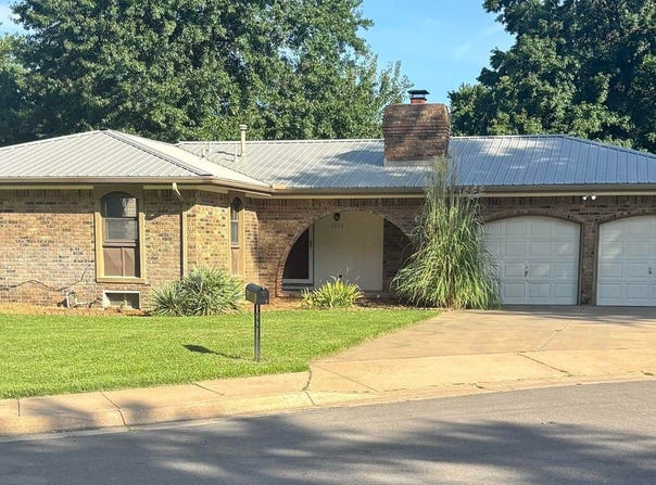 1306 N Brookfield Ln, Derby, KS 67037
