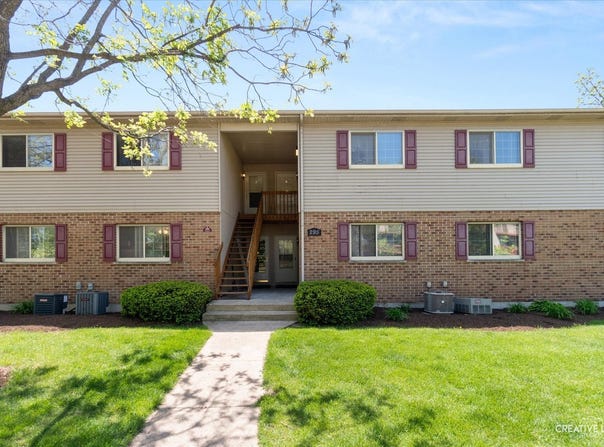 295 Woodridge Circle, South Elgin, IL 60177
