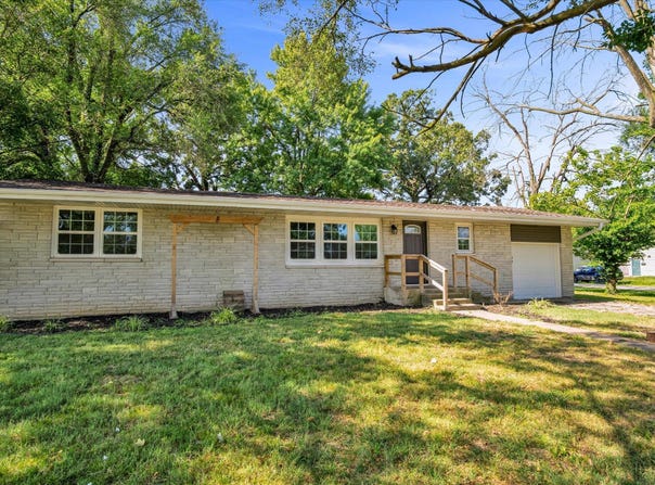 702 E Highland Street, Aurora, MO 65605