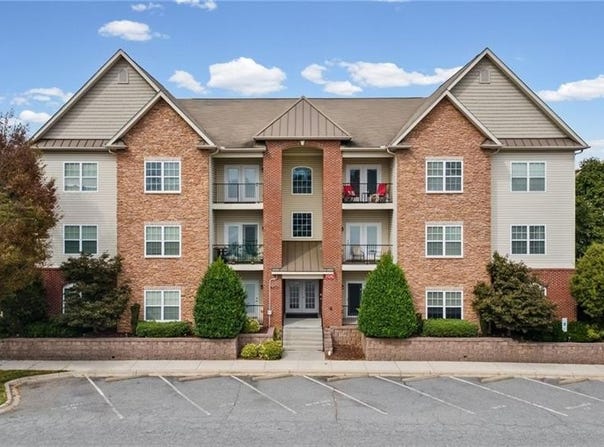 6831 Hanesbrook Circle, Clemmons, NC 27012