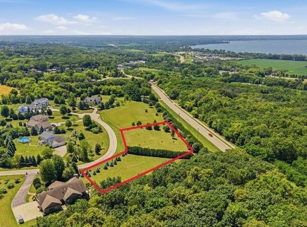 JENNIE LEE Court, TAYCHEEDAH, WI 53049