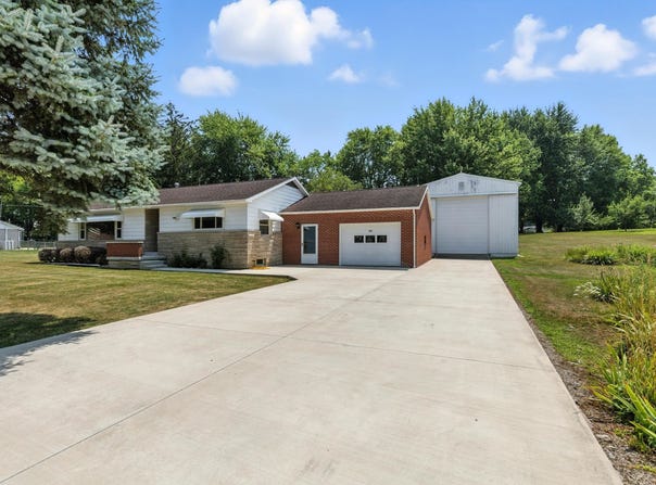 102 Woodruff Road, Wolcottville, IN 46795