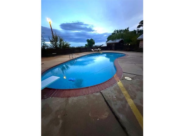 2303 W Commerce Road, Clinton, OK 73601