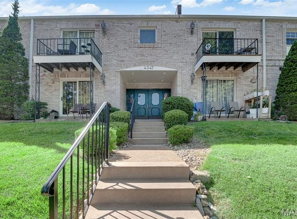 4347 Chateau De Ville Drive, St Louis, MO 63129