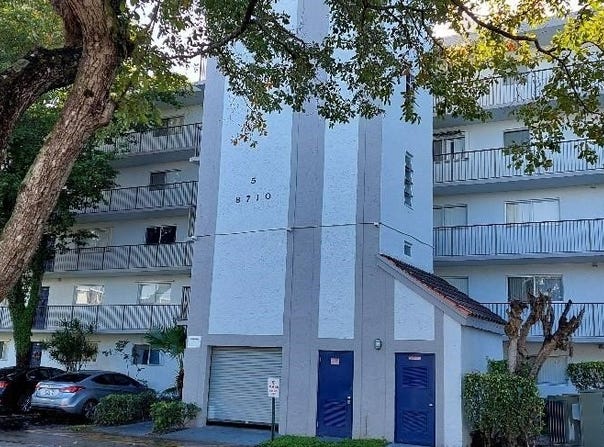 8710 N Sherman Cir, Miramar, FL 33025