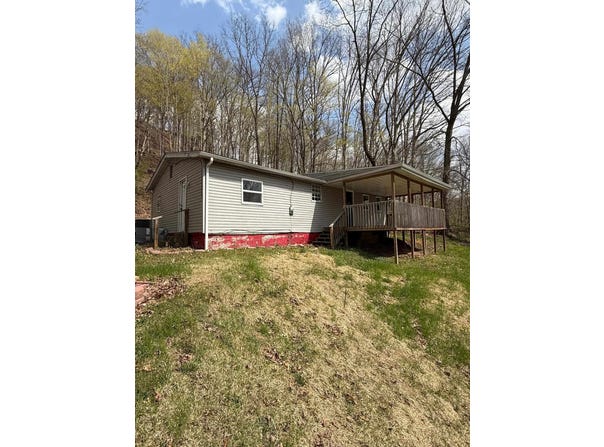 4453 8th Street Road, Huntington, WV 25701