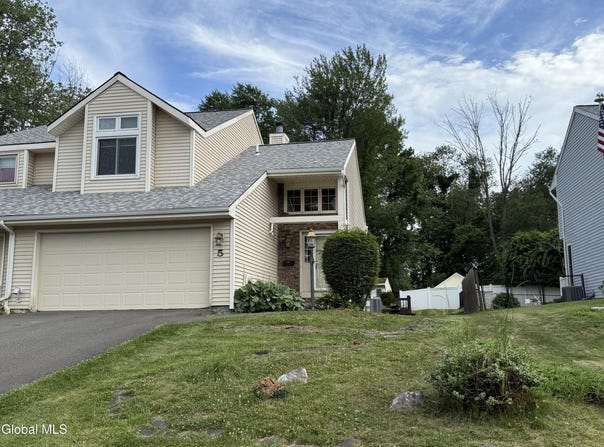 5 Crowsnest Court, Halfmoon, NY 12188