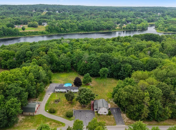 975 Main Street, Bradley, ME 04411