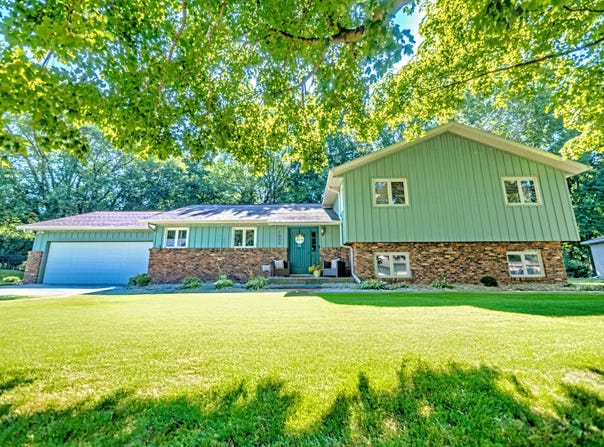 1055 Parkwood Drive, Nappanee, IN 46550-1123